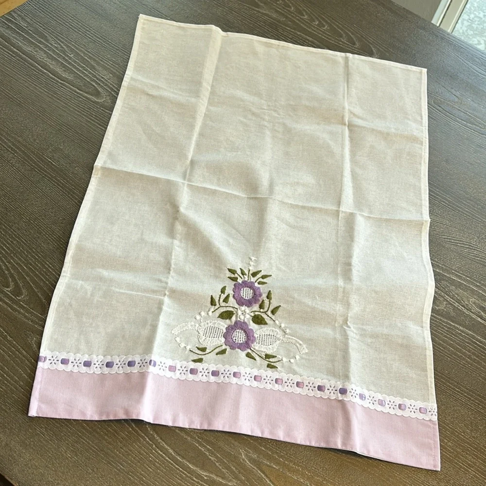 NWT Embroidered Flowers‎ Kitchen Linen
